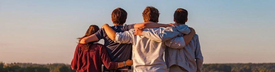 Unge mennersker i solen 